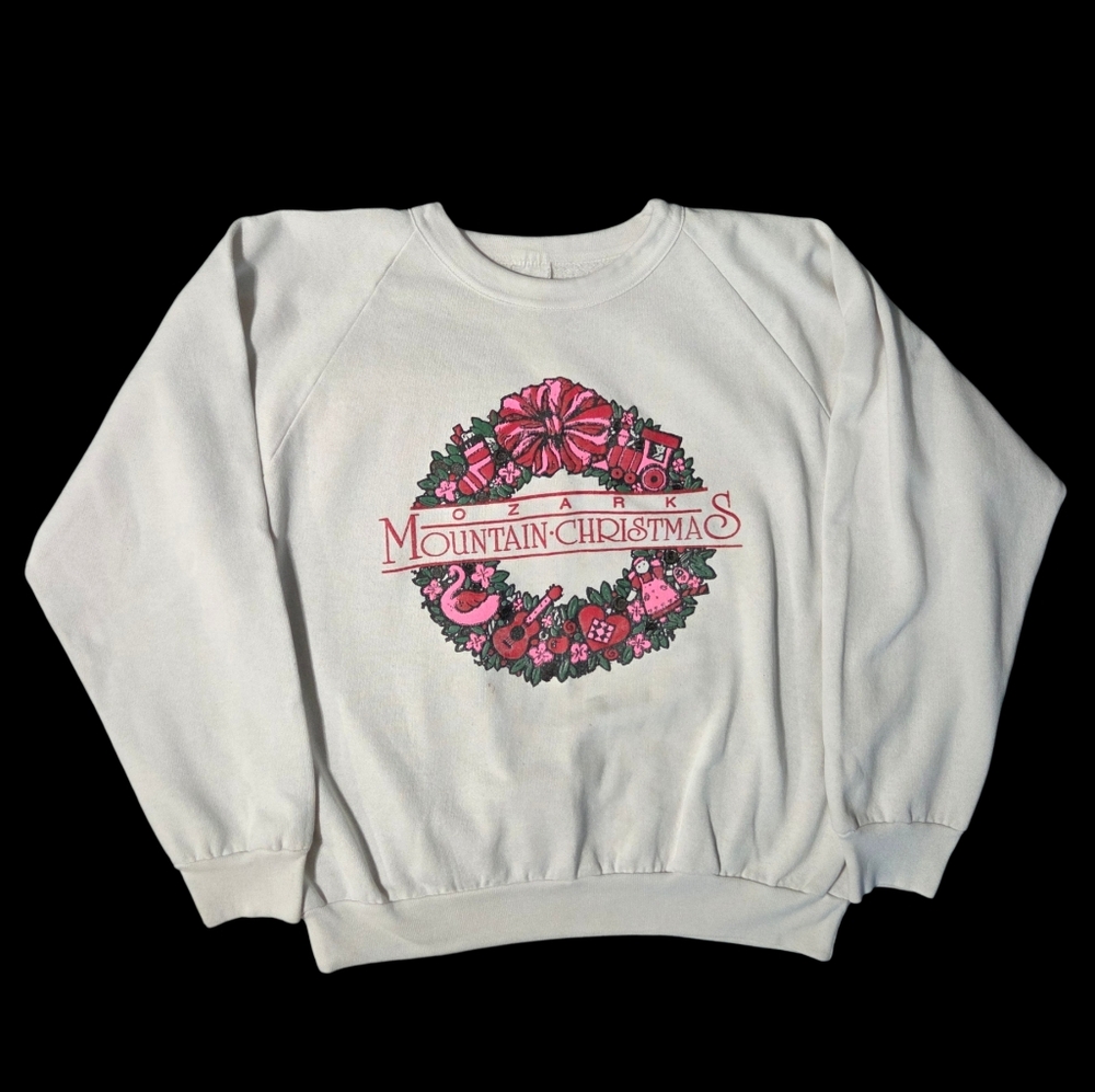 Vintage Ozark Mountain Christmas Sweatshirt Raglan White Pink Wreath USA Large